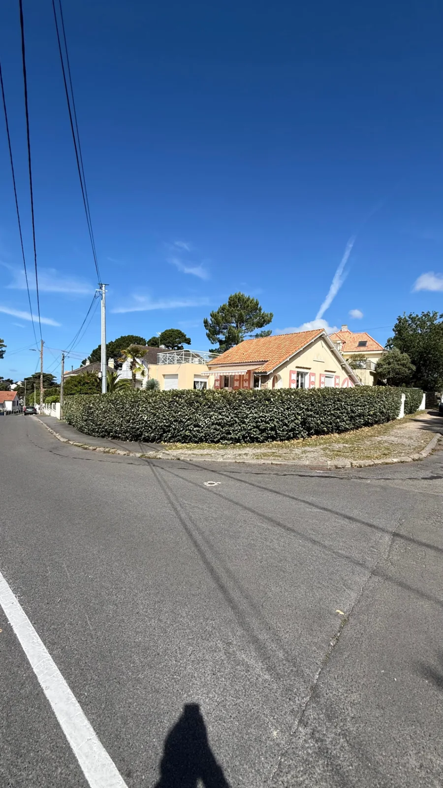 Haie taillée autour d'une maison à l'angle de deux rues — LC Garden